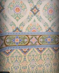 ลวดลายไทยวาดประดับผนัง แนวสุโขทัยประยุกต์ ช่างรุ่นใหม่เลือกออกแบบสีได้หวานและงามมาก (แนวสีพาสเทล Pastel) ซึ่งเป็นการประยุกต์สีสันแบบร่วมสมัย (ช่างโบราณไม่มีทำแบบนี้) แต่พอเป็นลายผนังทั้งวิหาร สีอ่อนๆ อมเหลือง อมฟ้าเขียวๆ แบบนี้ ดูโดยรวม กลับขับให้องค์หลวงพ่อทองคำ ดูสงบ คัมภีรภาพ และเปล่งปลั่งมากยิ่งขึ้น