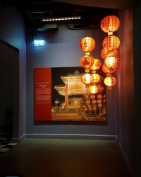 โคมไฟประดับสีแดง และภาพถ่ายซุ้มประตูแบบจีน สัญลักษณ์เยาวราช (Bangkok's Chinatown) ที่วงเวียนโอเดี้ยน