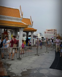 แม้วันนี้อากาศจะขมุกขมัว ฟ้าครื้มฝนเป็นสีเทา แต่นักท่องเที่ยวก็ยังเยอะ