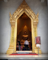 ซุ้มประตูทางเข้าด้านหน้า เห็นองค์หลวงพ่อทองคำอยู่ด้านใน