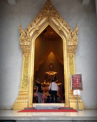 ซุ้มประตูทางเข้าด้านหน้า เห็นองค์หลวงพ่อทองคำอยู่ด้านใน