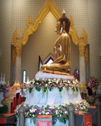 องค์หลวงพ่อทองคำ มุมด้านข้าง