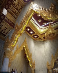 ลวดลายประดับตกแต่งทั้งหมด ภายในอาคาร เป็นการนำลวดลายแบบสุโขทัยมาประยุกต์ใช้