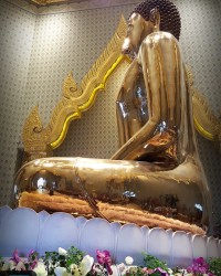 องค์หลวงพ่อทองคำ มุมด้านข้าง