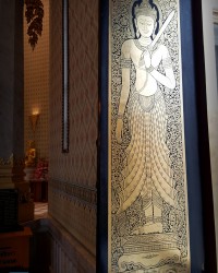 ลายรดน้ำ "ทวารบาล" ประดับหน้าต่างรูปเทวดา ช่างประดิษฐ์ลวดลาย โดยนำรูปแบบจากเทวรูปศิลปะสมัยสุโขทัยมาประยุกต์